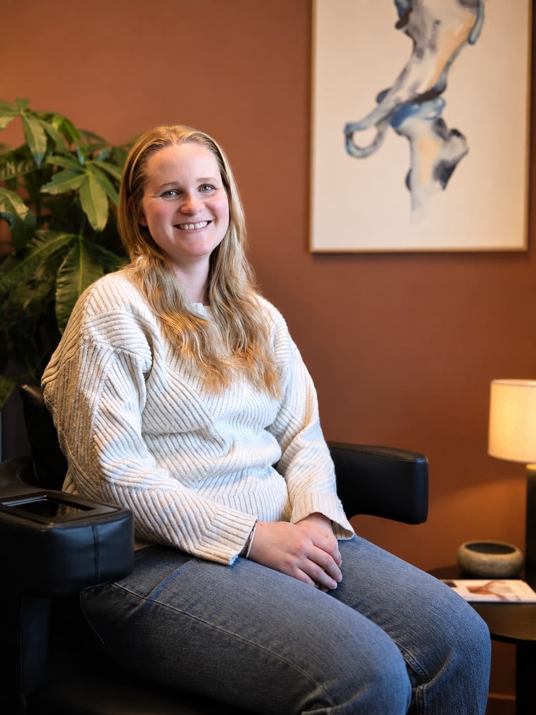 Merete, som fikk behandling med Insculpt Chair+ hos Bedre Helse Follo